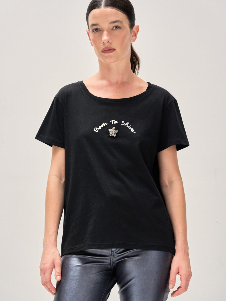 REMERA CON ESTAMPA FOIL Y APLIQUE BLACK