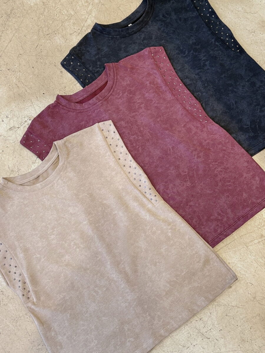 REMERA AMY CON TACHAS