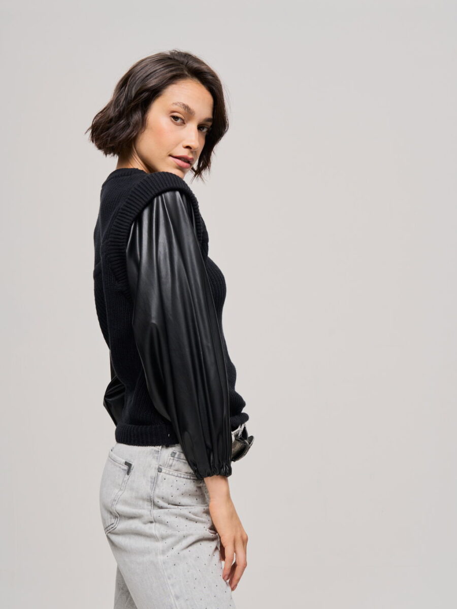 SWEATER CON MANGAS PU