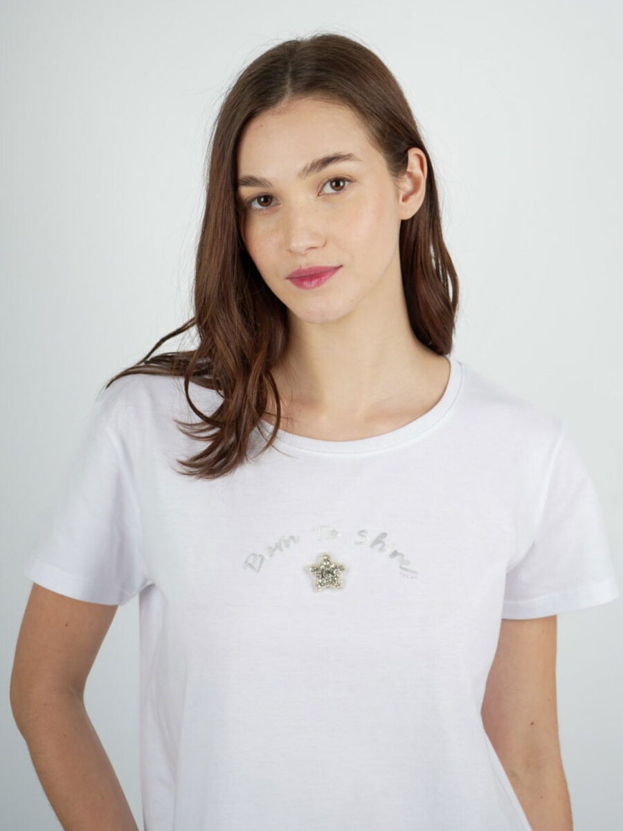 REMERA CON ESTAMPA FOIL Y APLIQUE WHITE
