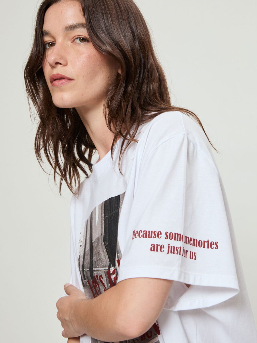 REMERA ESTAMPADA LETS TAKE PICS BLANCA