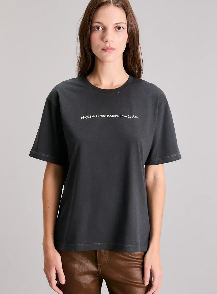 REMERA PLAYLIST GRIS OSCURO