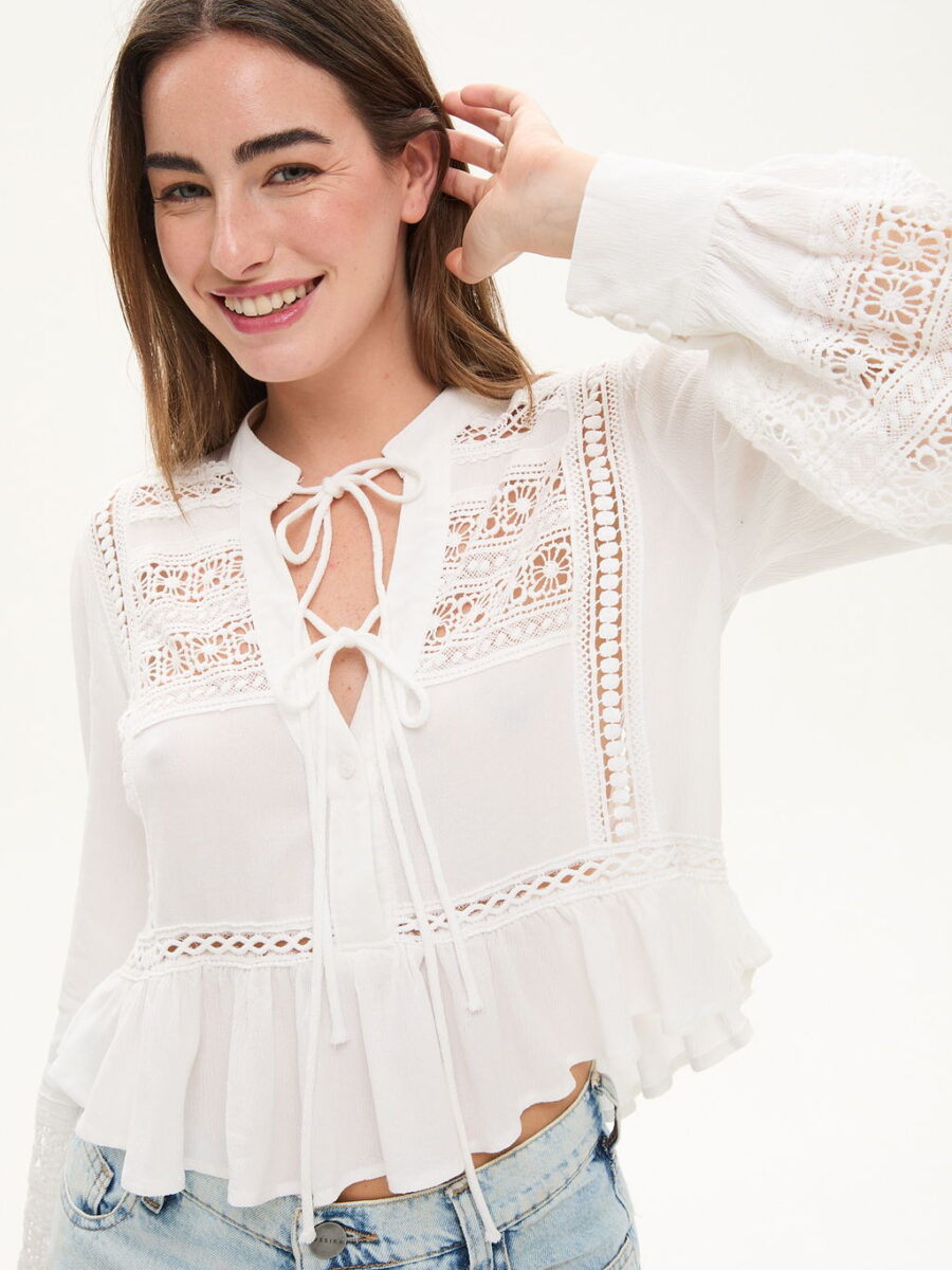 BLUSA CON VOLADO OSSIRA